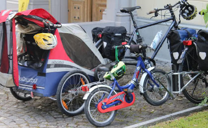 Thumbnail of bicycles and a child trailer, from a JPEG XL file